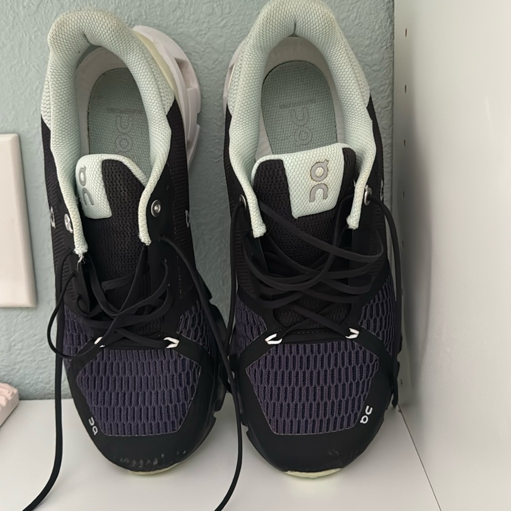 QC On Cloud Helion Ladies Athletic Shoes Pre-Owned, good condition
